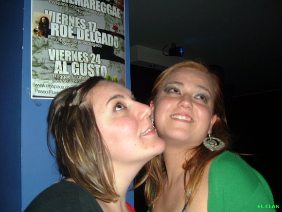 ES EL AMBIENTE DE UN BAR,DE FIESTA CON 2 PENDONAS