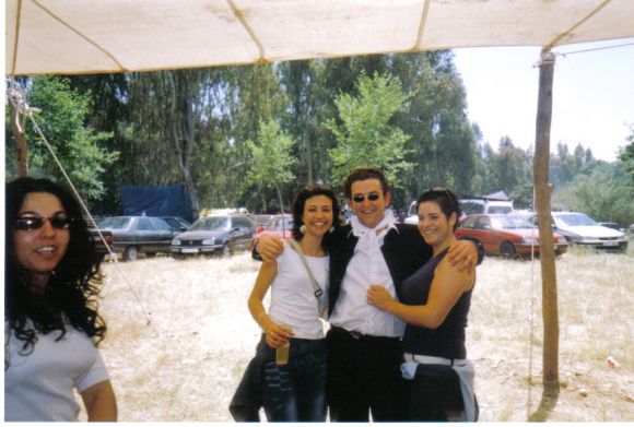 SEGUIMOS EN LA ROMERIA MI PRIMA, YO Y AMAIA
