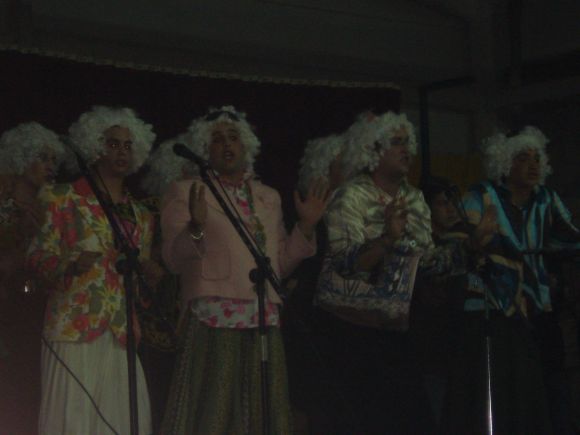 AKY ESTAMOS, PUESTOS EN ESCENA