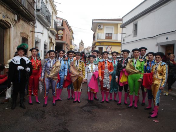 CON UN CAPOTE EN LA MANO PRESUMIENDO DE TORERO....