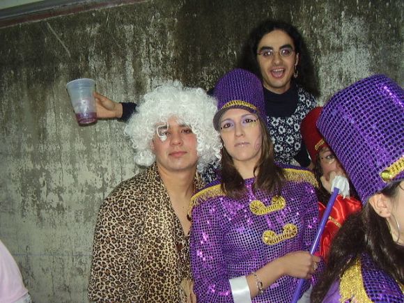 CHAVEZ, ANA BELEN Y DE FONDO ANTONIA SALAZAR