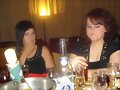 VANESA Y MI PRIMA MARI, ESPERANDO EL SEGUNDO PLATO