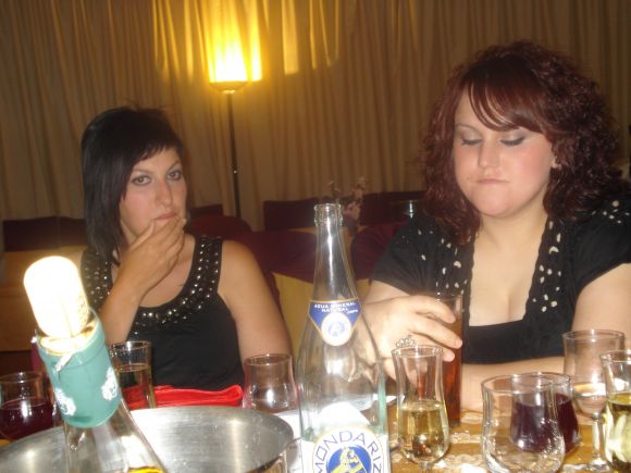 VANESA Y MI PRIMA MARI, ESPERANDO EL SEGUNDO PLATO