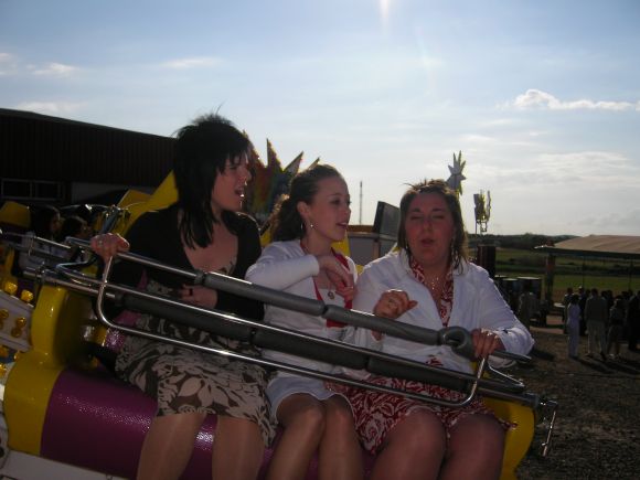 YA HUELE A FERIA, RAKEL, MELODY Y LETICIA
