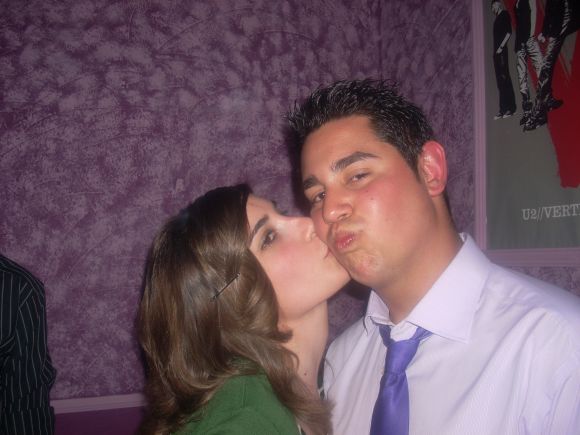MENUDO BESO, CUIDADIN QUE ESTAIS COMPROMETIDOS