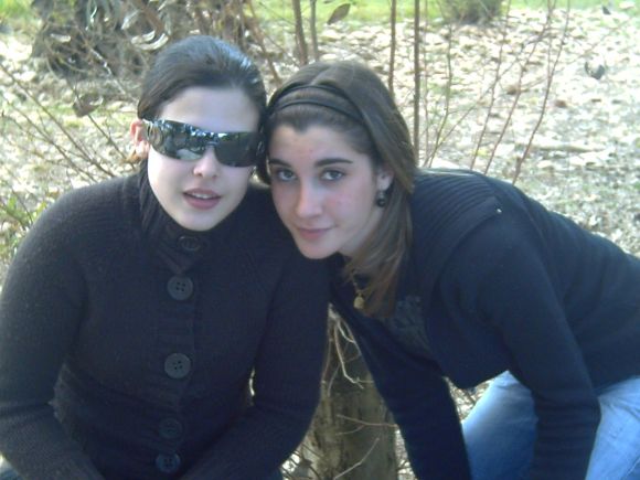 ISA Y NURIA EN EL CAMPO