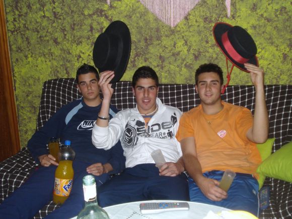 ME PON, ME PONGO MI SOMBRERO, ME PON ME PONGO.....