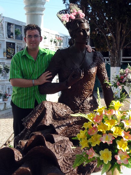 JUNTO A LA ESTATUA DE ROCIO JURADO