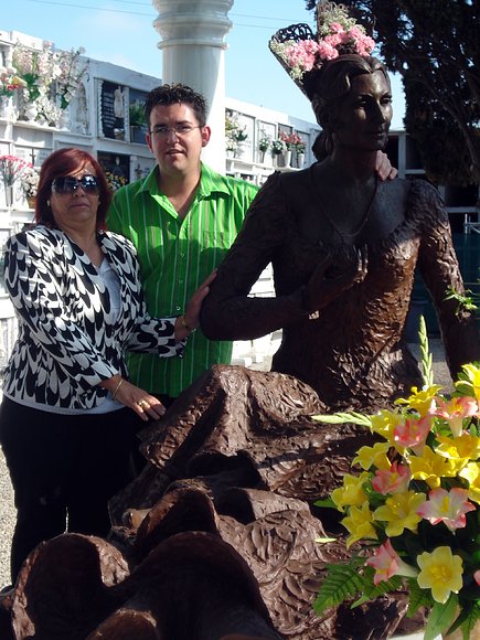 MARGA Y YO JUNTO AL MAUSULEO