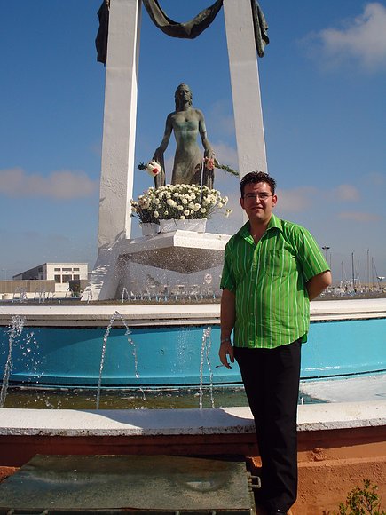 EN LA FUENTE DE LA AVDA. DE ROCIO JURADO