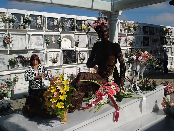 MARGARITA JUNTO AL MAUSULEO