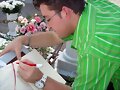 FIRMANDO EN EL LIBRO DE VISITAS