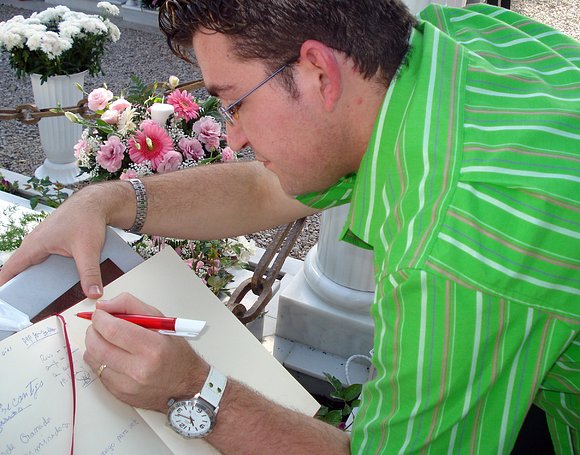 FIRMANDO EN EL LIBRO DE VISITAS