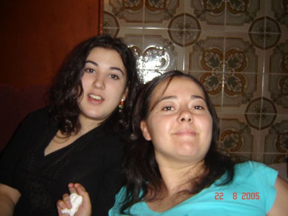DOS PRIMAS MUY FINAS. UN BESO CHUSY