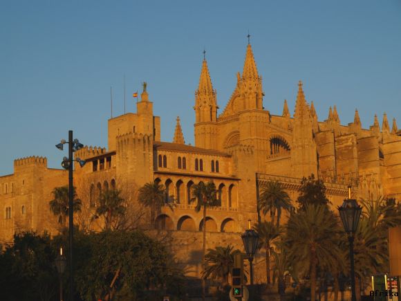 PALACIO DE LA ALMUDAINA Y LA CATEDRAL