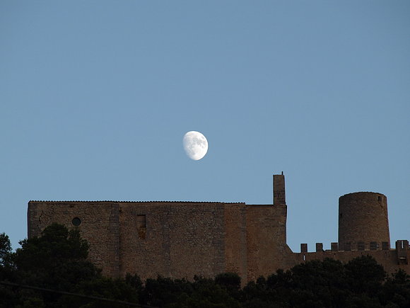 LUNA SOBRE CASTILLO DE CAPDEPERA