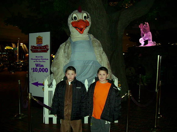 franco y sebsastian con el pollo loco