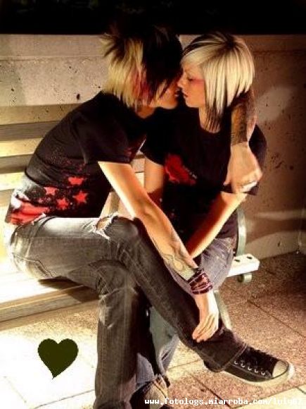 una pareja emo!!!!!!!!