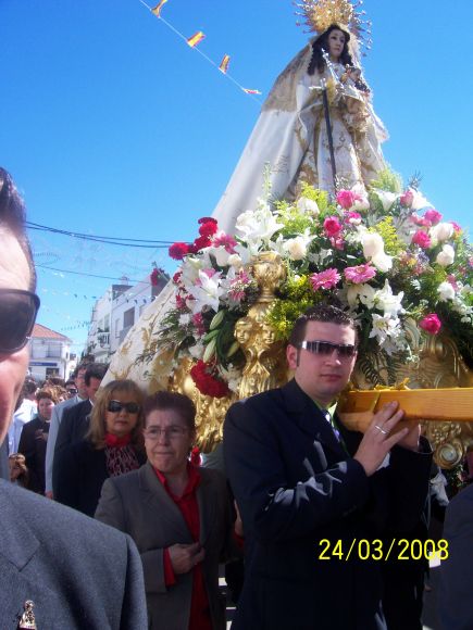 juan pablo cogiendo la virgen de la caridad