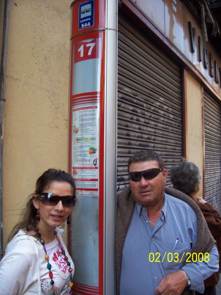 esperando al autobus