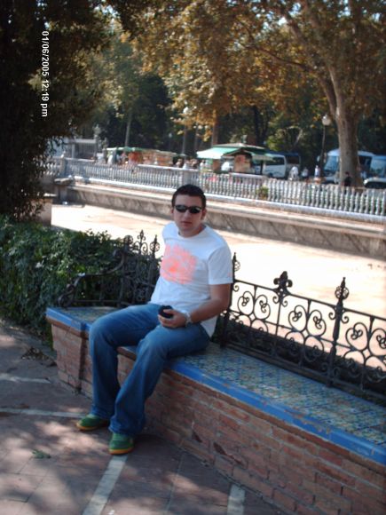 juan pablo en el banco guapisim