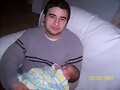 juan pablo con su sobrina elena de recien nacida