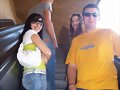 en las escaleras electricas
