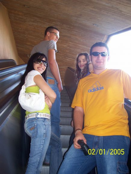 en las escaleras electricas