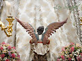 Angel sosteniendo el mando del Carmen de San Gil