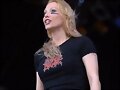 ES LA VO CALISTA DE UNA BANDA SUECA DE DEATHMETAL