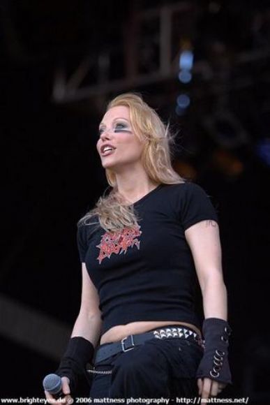 ES LA VO CALISTA DE UNA BANDA SUECA DE DEATHMETAL