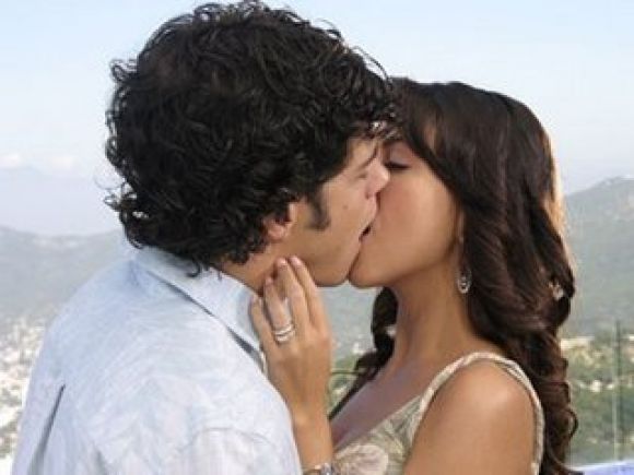 yo y chuy dandonos un beso