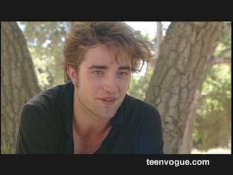 me encanta vera a Robert sonreir XD