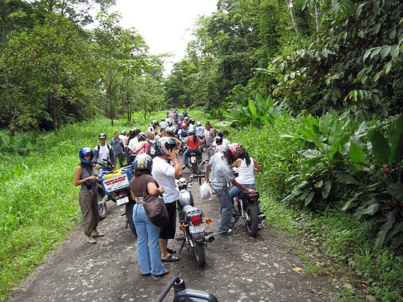 Motociclistas camino a Tortuguero