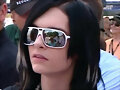 con sus gafas de rokerillo!!!!