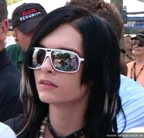 con sus gafas de rokerillo!!!!