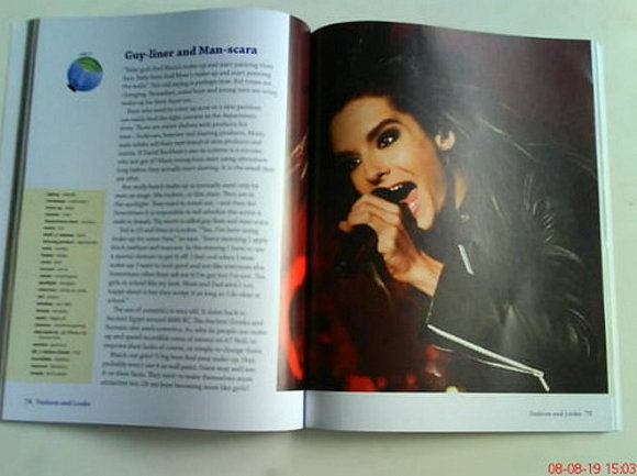bill en un libro de musica