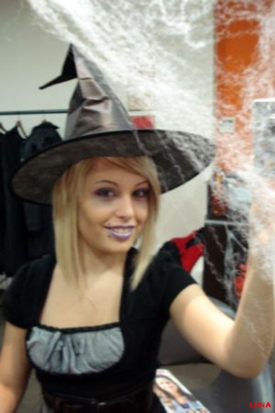 MI NIÑA DE BRUJITA DE HALLOWENN