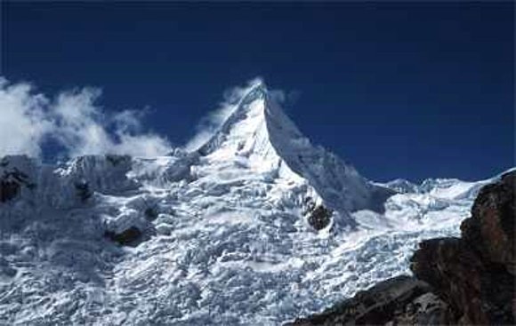ALPAMAYO. La montaña más bella del mundo.