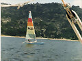 El catamar&aacute;n navegando en el embalse