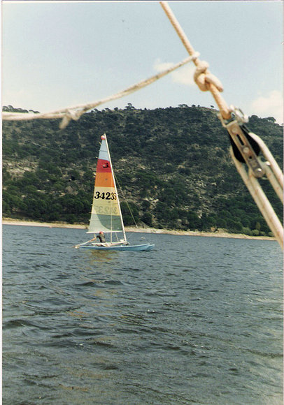 El catamarán navegando en el embalse