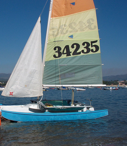 Catamarán convertido en trimarán.