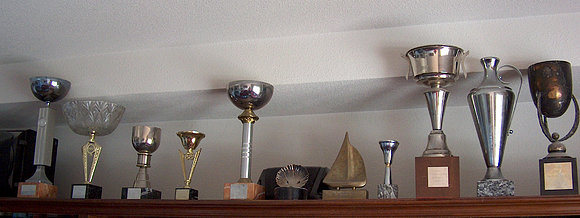 Algunos trofeos ganados en regatas.
