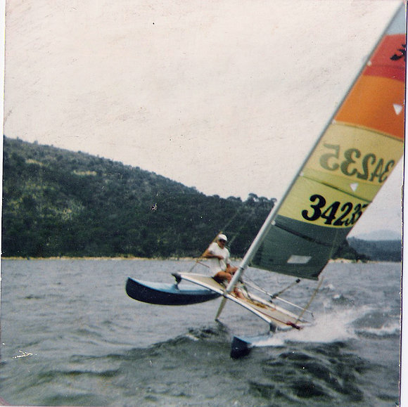 Catamarán navegando sobre un solo patín