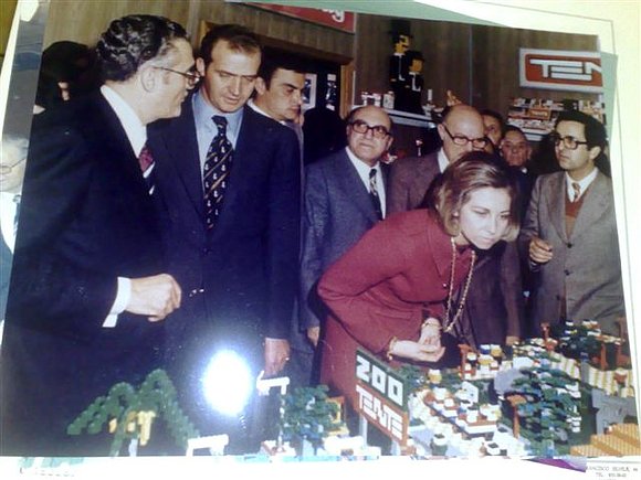 foto de sus magestades visitando la fabrica exin