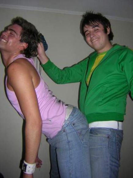 2 amigos haciendo el tonto