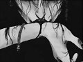 vampiresa chupando sangre