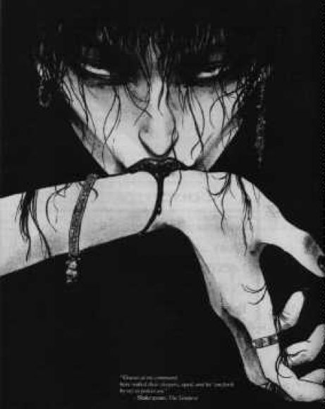 vampiresa chupando sangre