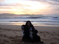 En la playa con mis dos chicas guapas...
