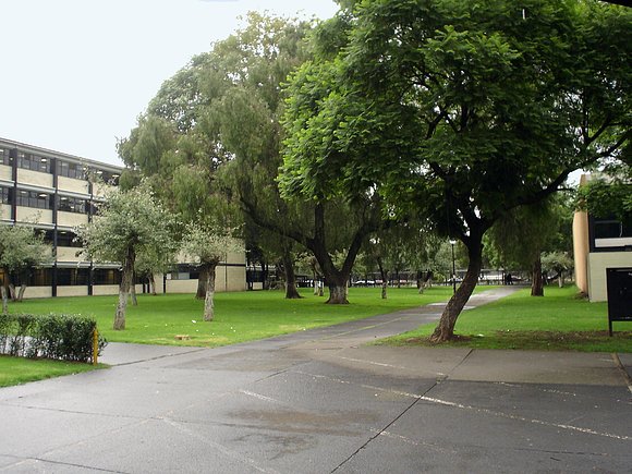 Pasillo hacia el estacionamiento